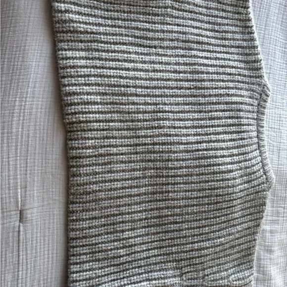 Cozy Gray Ribbed Sweater - Picture 4 of 13